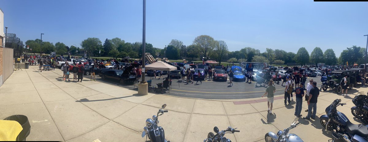 NNactivities's tweet photo. Huskie Car Show 2022! Way to go Mr. Ditch and students. How amazing to bring school and the surrounding communities together! #DrivenToDrive https://t.co/2mBwMnftFz