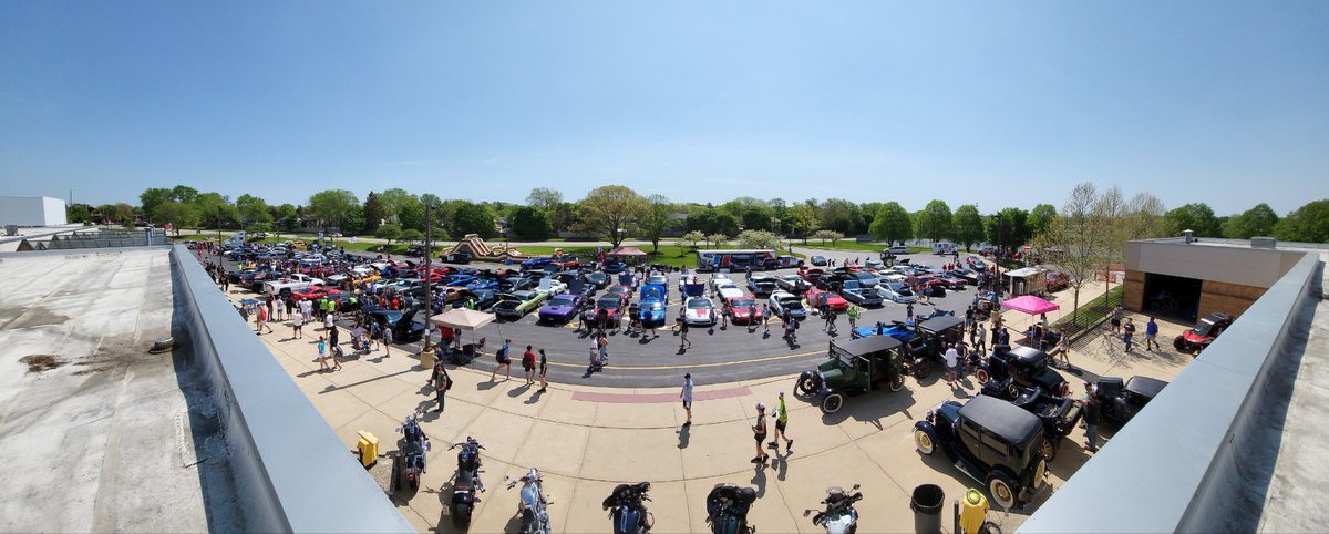 NNactivities's tweet photo. Huskie Car Show 2022! Way to go Mr. Ditch and students. How amazing to bring school and the surrounding communities together! #DrivenToDrive https://t.co/2mBwMnftFz