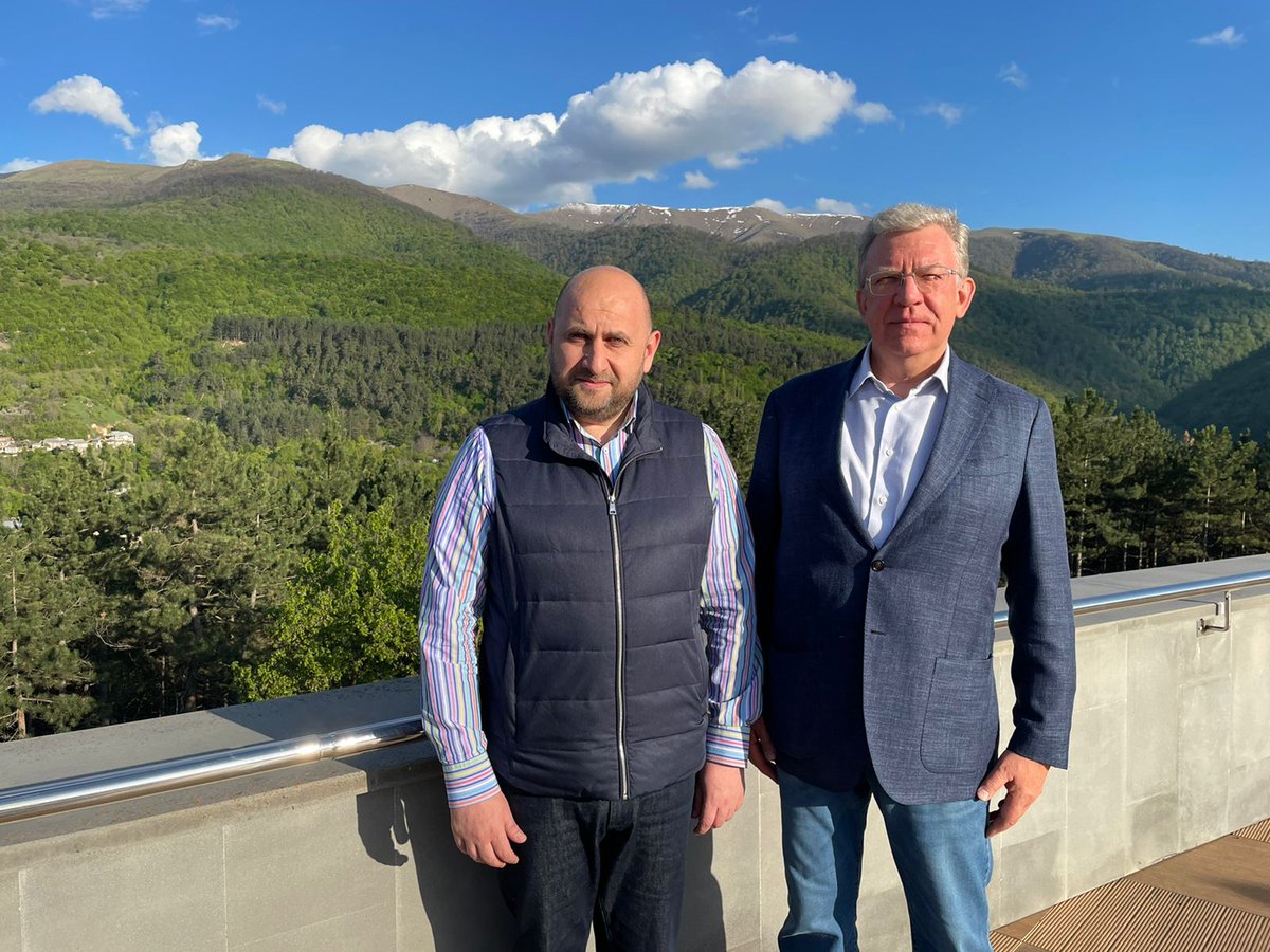 Встретился с главой Центрального банка Армении Мартыном Галстяном. Обсудили перспективы армянской и российской экономик. Еще с большим интересом осмотрели учебный центр ЦБ в Дилижане.