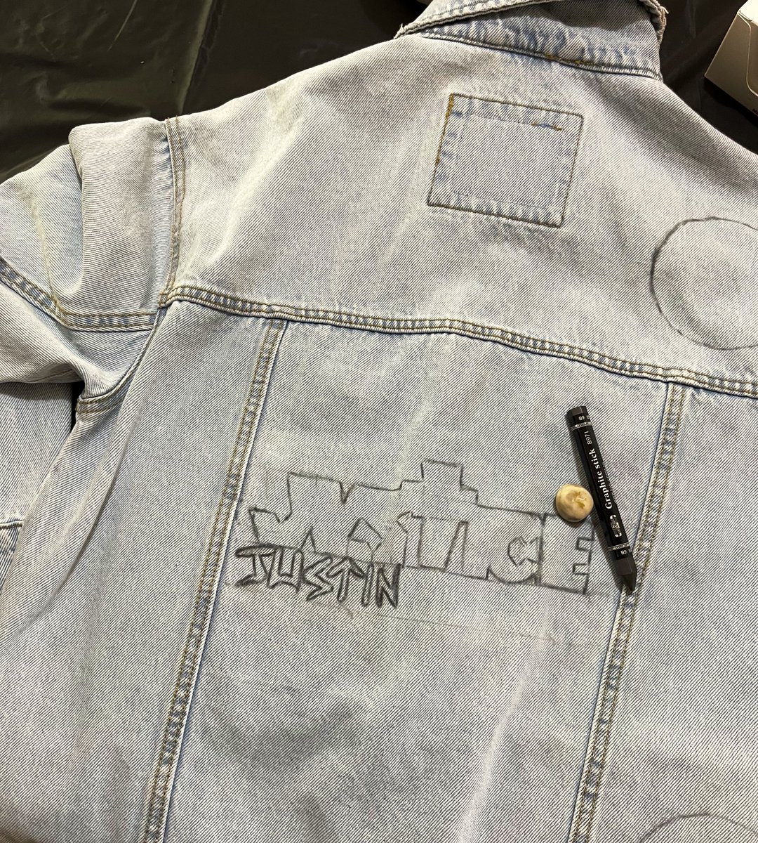 alessa_studio's tweet image. Entrando en modo fan. Faltan 9 días para ver Justin Bieber 

#JustinBieber #jeanjacket #paintedjacket #JusticeTour