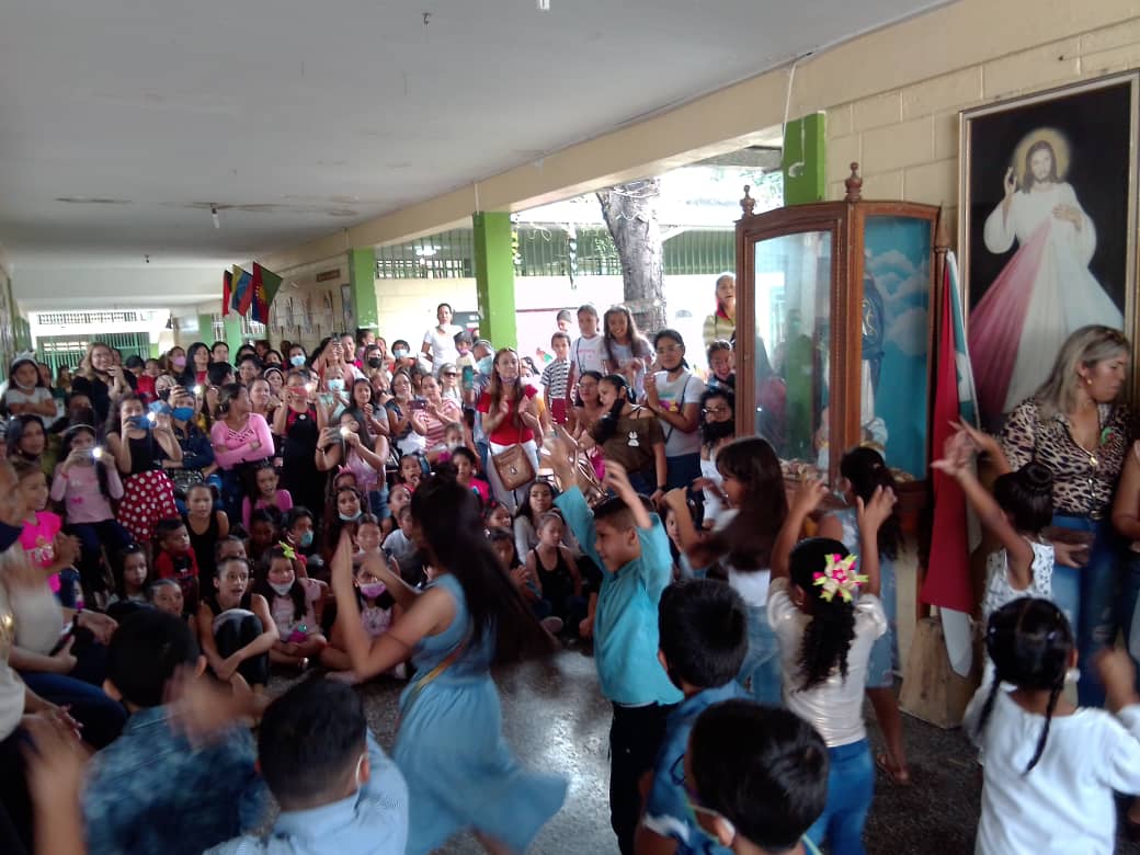 EbMonsenor's tweet photo. Celebración Día De las Madres con regalos, cesta de alimentos y actividades por los estudiantes para todos ellas FELICIDADES #FOTOS @MariiaPalomares @ZonaEduTrujillo @MPPEDUCACION @Gerardo4fPsuv @escprimariatru @NicolasMaduro @_LaAvanzadora @Circuito3Red12 https://t.co/33KF60SHGI