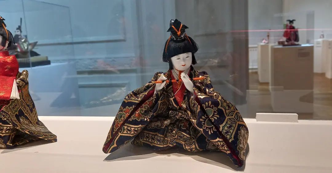 EdicionesZero's tweet photo. Recomendamos la exposición  "NINGYO: Arte y Belleza de las Muñecas Japonesas", organizada por la Embajada del Japón en Chile y la @Muni_provi, y que se realiza en @CulturaProvi de lunes a sábado entre 10:00 y 18:00 hrs. https://t.co/H0xTYhTVyr