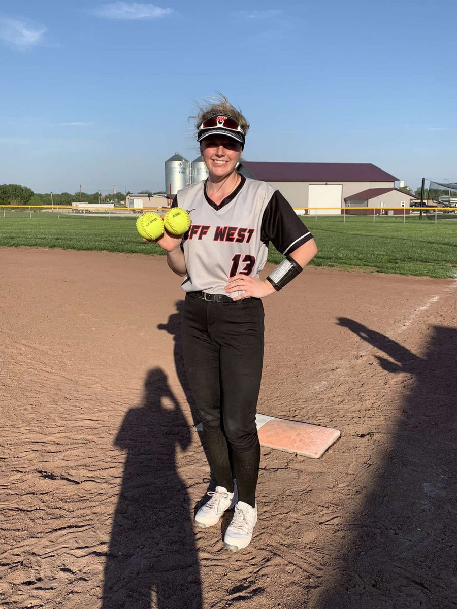 AudreyCoates13's tweet photo. two bombs for wednesdays game!!💣💣 @EState_Softball @ahuddles24 @IchabodSB @BrendaHoladay @KeliCoach @coachphunt @Raven_Softball @OttawaBravesSB @ButlerSoftball @BakerWildcatSB @CoachMcFalls @KUSoftball https://t.co/XtbQo60qS7