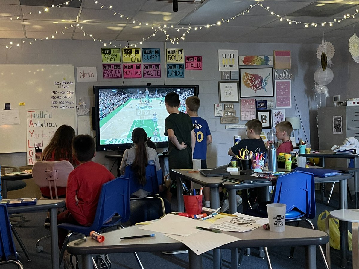 NEN5thgrade's tweet photo. Reading party time! These kids read 40 (or more) books this year! https://t.co/rqdhrT5daW