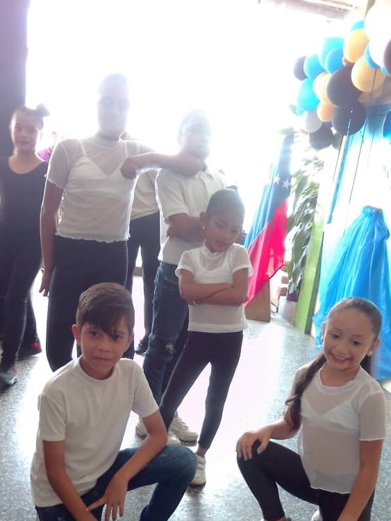 EbMonsenor's tweet photo. Celebración Día De las Madres con regalos, cesta de alimentos y actividades por los estudiantes para todos ellas FELICIDADES #FOTOS @MariiaPalomares @ZonaEduTrujillo @MPPEDUCACION @Gerardo4fPsuv @escprimariatru @NicolasMaduro @_LaAvanzadora @Circuito3Red12 https://t.co/33KF60SHGI