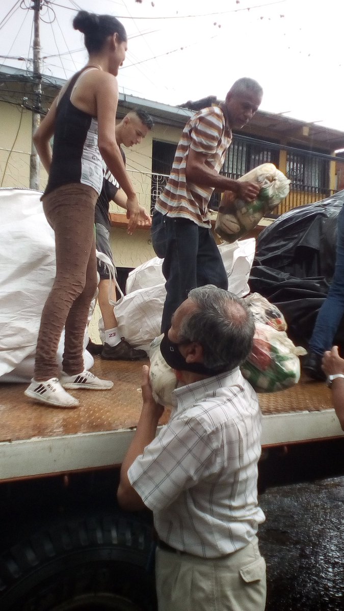 clapmaricarmen's tweet photo. Agradecidos a Dios primeramente, al presidente obrero Nicolas, al gobernador Freddy Bernal, al Ing Bermudez, y al clap Maria del Carmen Ramirez porque en el dia de hoy se dio atencion con la bolsa del clap a 288 familias Dios escasos recursos en el 23 de Enero @soycomunicadorclap https://t.co/QhZHFw9kB4