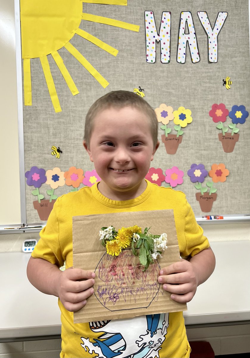 MrsAnnaWestphal's tweet photo. In today’s Art Class we picked some flowers and created vases🌼🌸🌺 #157cGrows #AllIn157c #WeAreChelsea @MrsHollyWright @BortmessJeannie @Chelsea_Tigers @fsd157c https://t.co/SMbTbRueFL