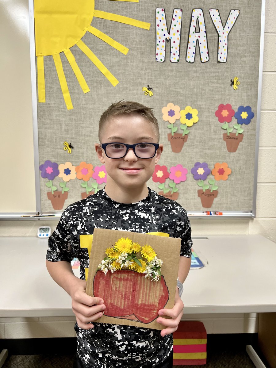 MrsAnnaWestphal's tweet photo. In today’s Art Class we picked some flowers and created vases🌼🌸🌺 #157cGrows #AllIn157c #WeAreChelsea @MrsHollyWright @BortmessJeannie @Chelsea_Tigers @fsd157c https://t.co/SMbTbRueFL