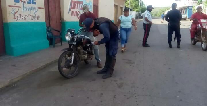 Guaricoseguro's tweet image. #13May|| En el marco de la Gran Misión @cuadrantdpaz se realiza Patrullaje Motorizado por diferentes sectores del Mpio. Ortiz, con el chequeo por SIIPOL de vehículos, motos y personas, brindando seguridad a todos los Habitantes de ese Municipio.
#VenezuelaInnova
#CCP2