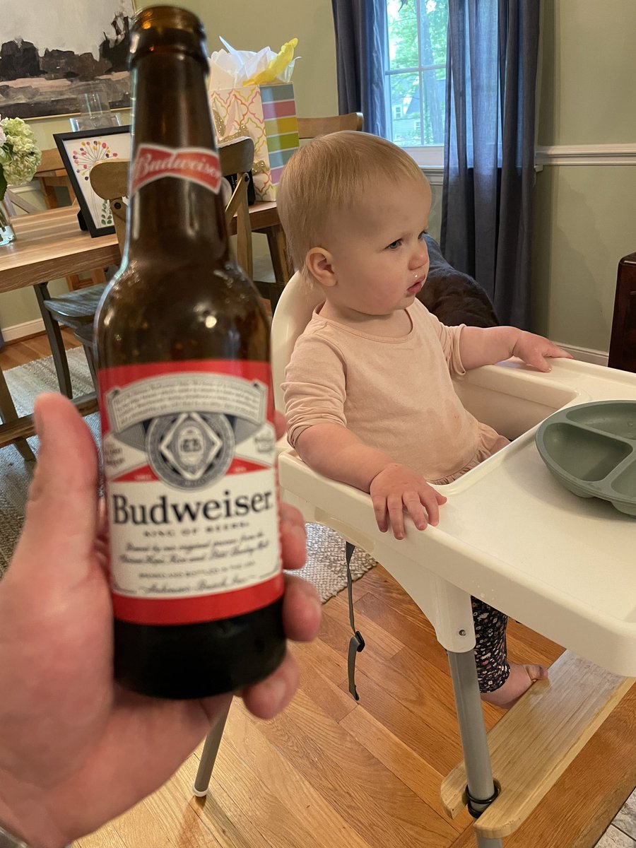 ami_young90579's tweet photo. @budweiserusa Happy hour meets baby’s dinner time. #TBFU https://t.co/EFTwb1CswA