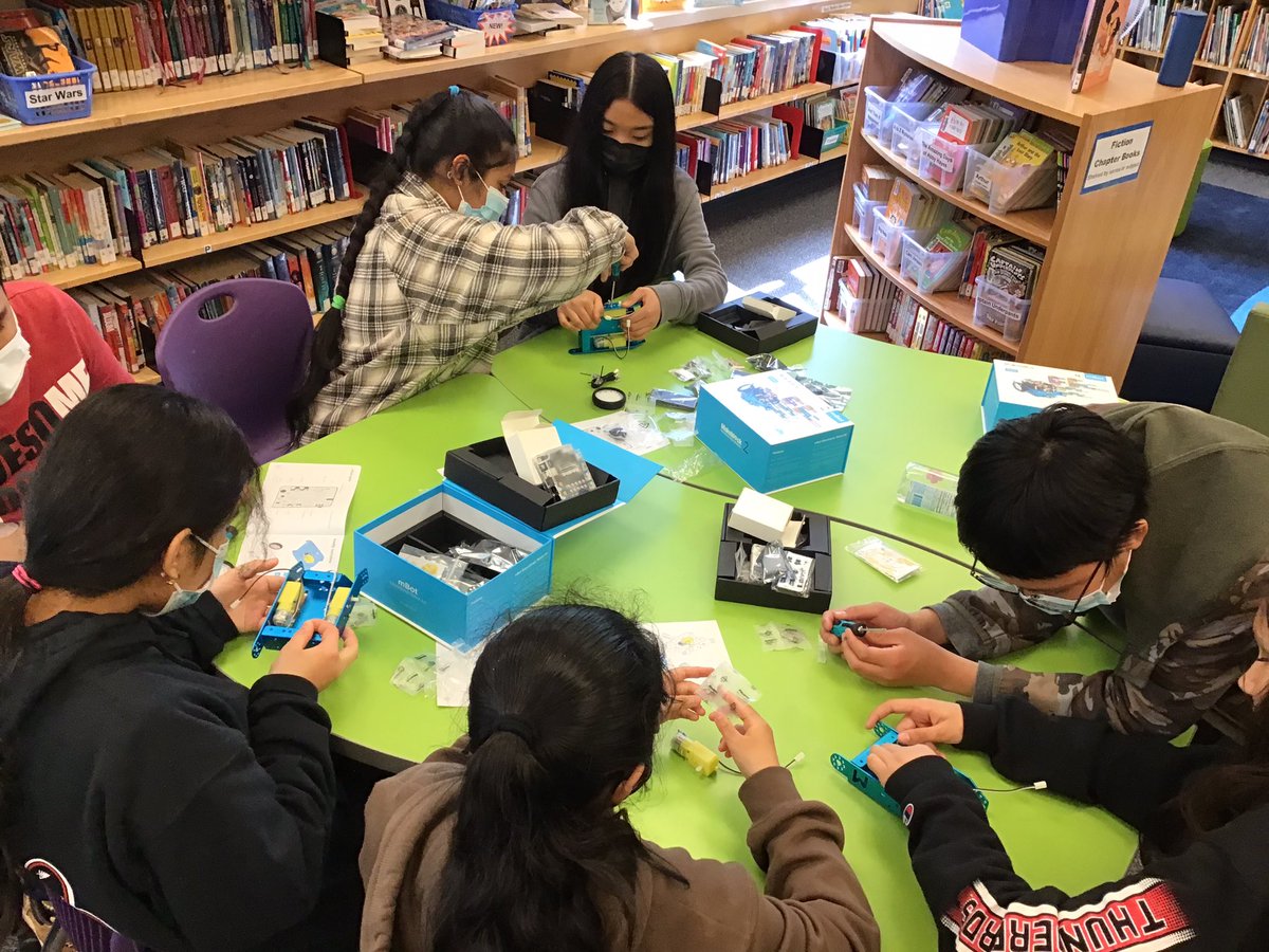 We are finally building our mBots! Check out this teamwork, focus, and problem-solving. <a href="/MakeblockEdu/">Makeblock Education</a> #sd36tl #sd36adst