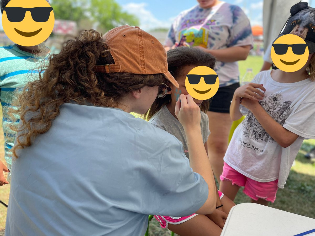 MrsHickersonPE's tweet photo. Face painting, sno-cones, and LOTS of fun stations to make for a “pawsome” field day for our Huskies 🐾 https://t.co/dIABd5Mtsw