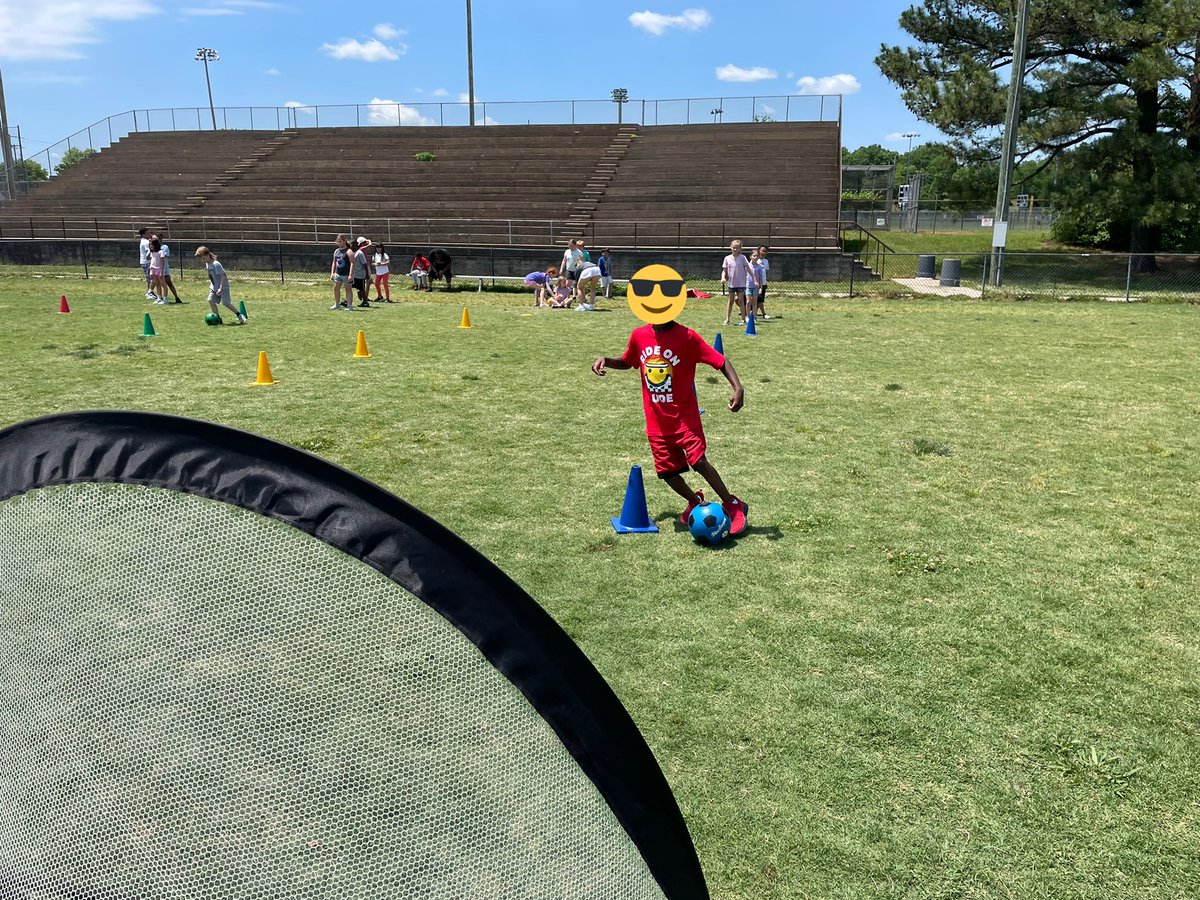 MrsHickersonPE's tweet photo. Face painting, sno-cones, and LOTS of fun stations to make for a “pawsome” field day for our Huskies 🐾 https://t.co/dIABd5Mtsw