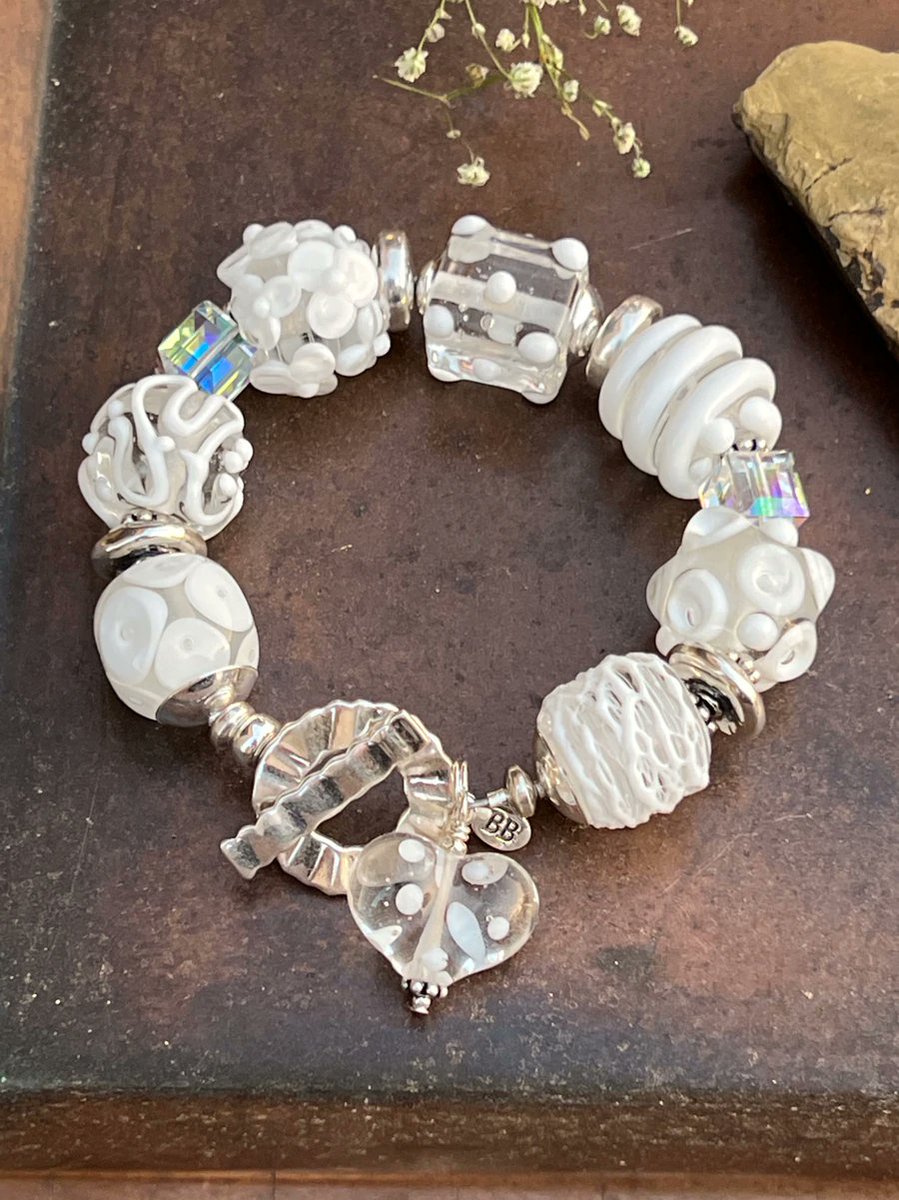 StudioBBdesigns's tweet image. Every woman in this world wears a little sparkle, some on their wrist, and some in their eyes!✨ 

Shop Now: studiobbdesigns.com/collections/ne…

#stackoftheday #armparty #armstack #beadedbracelet #stretchbracelets #meaningfuljewlery #stackedbracelets #armcandy #wristwear #studiobbdesigns