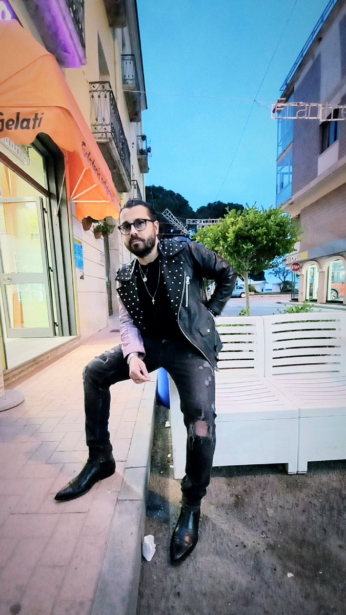 chefdeiprofumi's tweet photo. Ogni tanto faccio riposare le mie cravatte.
#mensfashion #lookoftheday #outfit #pittiuomo #style  #suitstyle #beespoke #dandy #casualstyle #vintage #rock #cool #classic #eleganceman #italianstyle #loveit #instagood #zaramen #model #dapperstyle #timeless #stretwear #dappermen https://t.co/AsXJKqJvvM