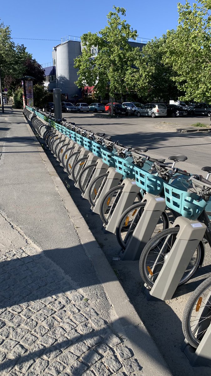 CGalley97's tweet photo. Appel aux : Parisiens venez chercher des @Velib bleus aux Ardoines SVP 🙏🏻 depuis l’ouverture de la station ils encombrent à tel point qu’on ne peut pas se garer 🙄🙄🙄 #velib #velibmetropole @UsagerVelib @smovengo https://t.co/kWSdr7Mkwj