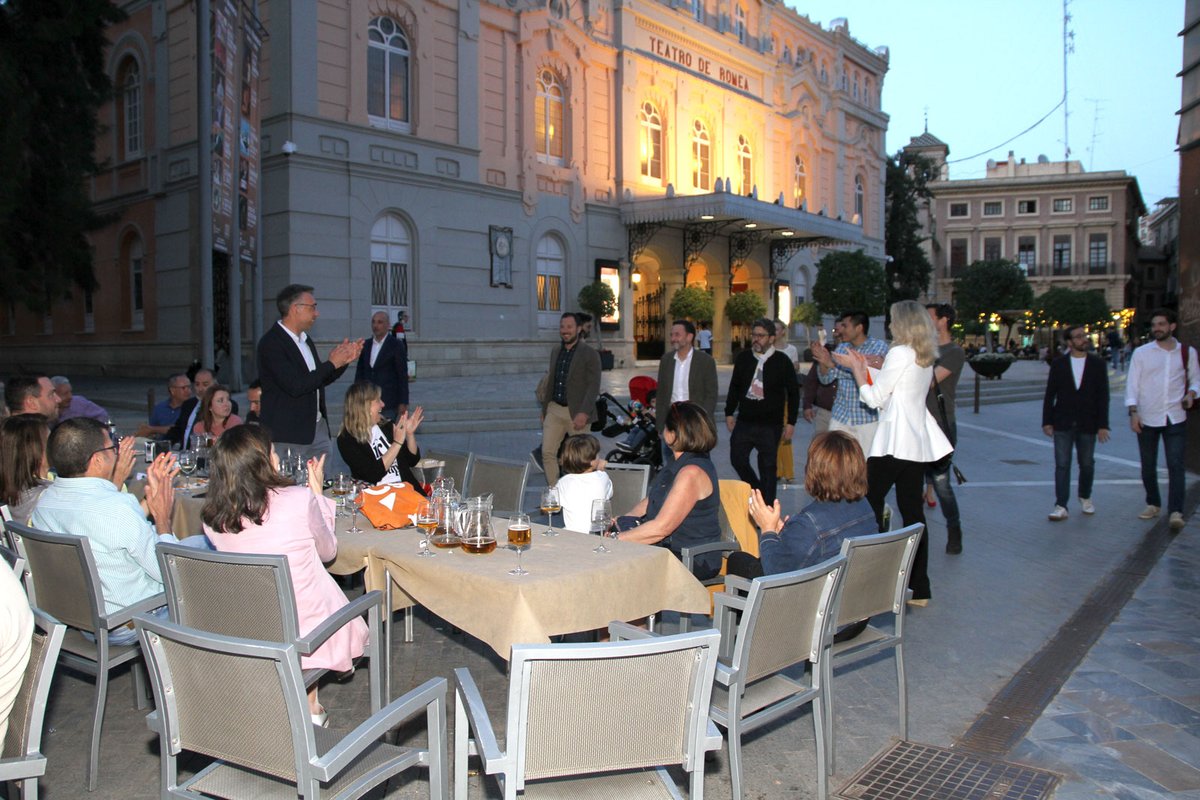 CsRegionMurcia's tweet photo. 📸Además en el paseo de @BalEdmundo por #Murcia, acompañado por a la directiva de @CsRegionMurcia, ha podido:
🍊Conversar y conocer a los afiliados y simpatizantes de la #RegióndeMurcia en el #AfterWorkCs que hemos celebrado hoy junto al emblemático @TeatroRomea.
#ActualidadCs https://t.co/KbGMRuPEB4