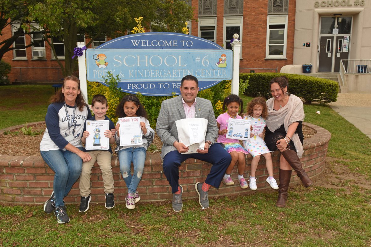 ANTHONYDESPO's tweet photo. To celebrate #NationalPoliceWeek, our cutest @HempsteadTown neighbors participate in my #CardsForCops program - handcrafted, from♥️greeting cards to thx #lawenforcement for being our protectors.
Popped by #OceansideNY School 6 to grab awesome cards & say thx for showing love. https://t.co/zsBcgvUSkd
