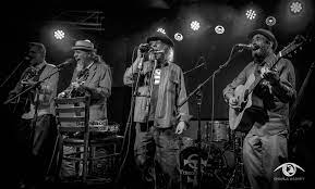 thefolkandblues's tweet photo. @MadDogBluesBand 'Pinned Down By The Rain' is This weeks #CDOfTheWeek https://t.co/iEdHo2eUvk a raw LIVE album of Colorado 'jam grass' rough and ready blues. Played 'Down So Long' more trx on next weeks show @SomerValleyFM @BluesRootsRadio @fromefm https://t.co/hCRREJgO7G