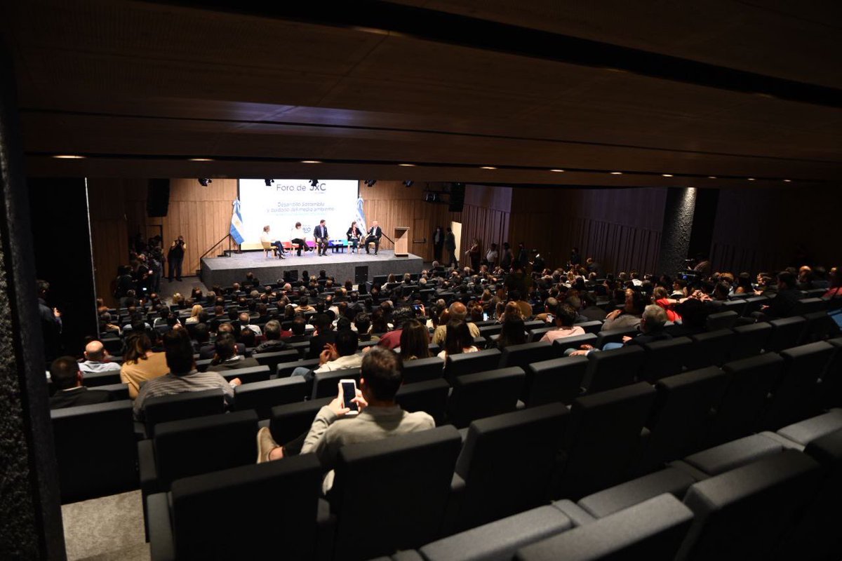 tassanoeduardo's tweet photo. Por último, en el auditorio Julián Zini escuchamos las ponencias del Foro, herramienta de debate clave para la generación de políticas públicas orientadas a la sustentabilidad y la lucha contra el cambio climático ♻️ JUNTOS, ¡ese es el camino! 💪🏻 https://t.co/P5W4dS9DCi