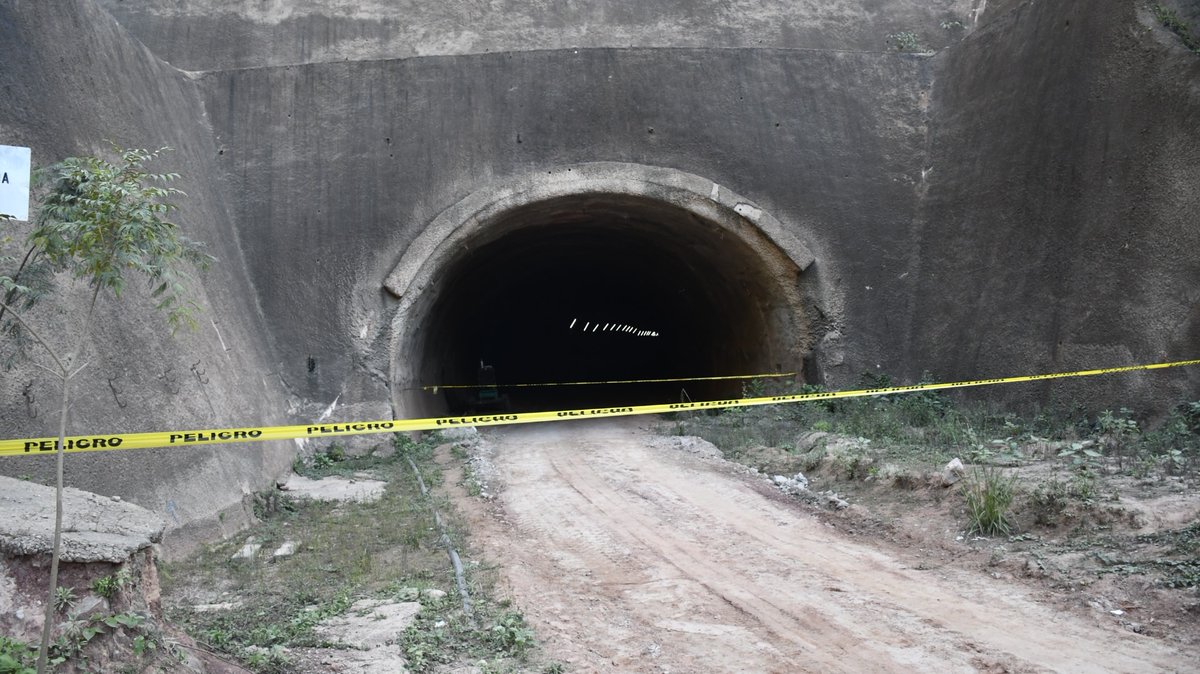 notiAsolysombra's tweet photo. El ministro de Obras Públicas @EMontanoRojas junto al gerente general de la @ebc_bolivia Ernesto Mercado inspeccionaron el tramo carretero #Muyupampa #Ipati y cuenta con 80% del avance físico. https://t.co/C1Ca47CSu0