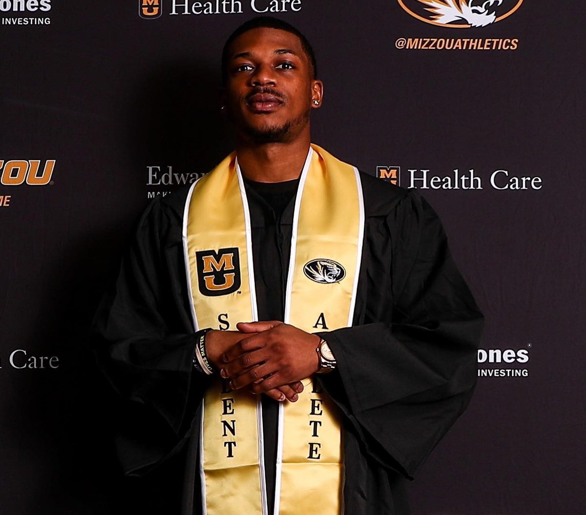 MizzouFootball's tweet photo. Congratulations 2022 graduates!🎓📜

#MIZ 🐯🏈 https://t.co/HxwURLezog
