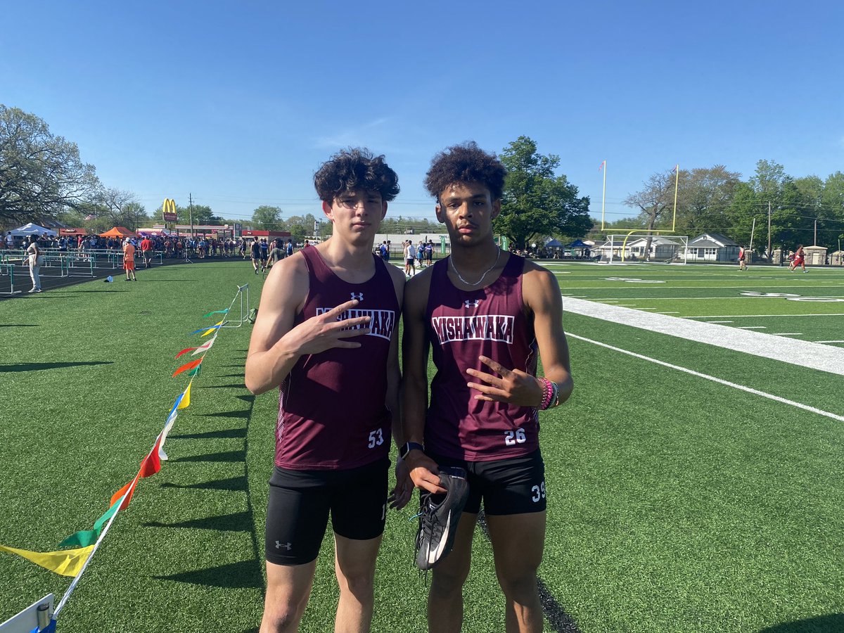 CavemenBTrack's tweet photo. @kj4president and @TheDylanWise go 1-2 in the 110m Hurdles!
#shamrockinvite https://t.co/5EX6lpV2ei