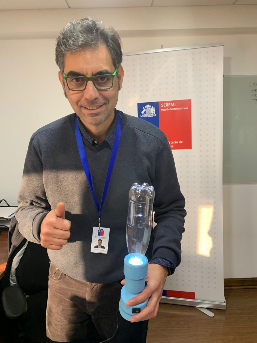 litroluzchile's tweet photo. Litro de Luz en acción!!! 
Hoy viernes seguir preparándonos para el día Internacional de la Luz !!con el equipo de Seremi de Energía RM @EnergiaRM !
Muchas gracias por el apoyo !! 

@ccu_cl @usantamaria @literoflight  #díainternacionaldelaluz #iluminacionlimpia #CuidemosElPlaneta https://t.co/Esb607OFsS