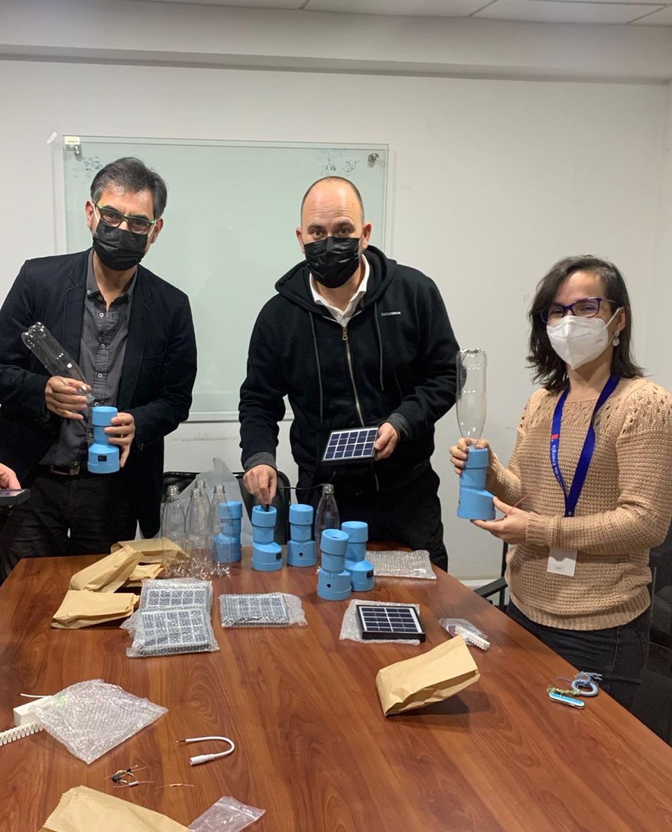 litroluzchile's tweet photo. Litro de Luz en acción!!! 
Hoy viernes seguir preparándonos para el día Internacional de la Luz !!con el equipo de Seremi de Energía RM @EnergiaRM !
Muchas gracias por el apoyo !! 

@ccu_cl @usantamaria @literoflight  #díainternacionaldelaluz #iluminacionlimpia #CuidemosElPlaneta https://t.co/Esb607OFsS