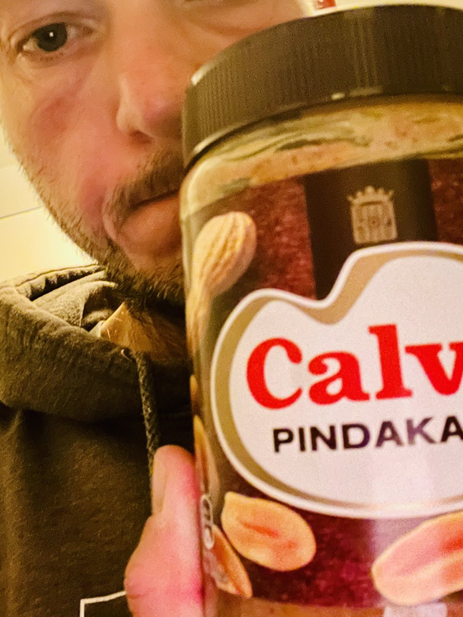 florian_f666's tweet photo. Ey Leute, ich freu‘ mich jetzt schon auf mein Erdnussbuttersandwich morgen und leg mich jetzt ins Regal1!! Ciao. https://t.co/kBijtSlDad