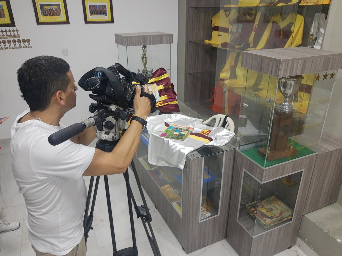 futbolenvinilot's tweet photo. Él Ciber le cuenta
Atención
A esta hora Caracol Tv y su programa Expediente Final.
Programa que le harán al Gran Marcos Coll el único gol Olímpico de los mundiales que jugó aquí en el deportes Tolima en la década de los 60 especial en un mes.
#IbagueVibra
#imdri
#eldeportenosune https://t.co/cBIuvRRlc4