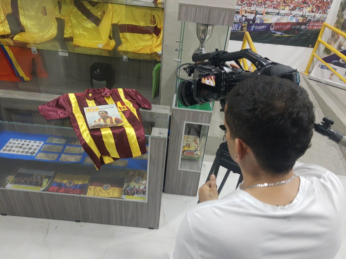 futbolenvinilot's tweet photo. Él Ciber le cuenta
Atención
A esta hora Caracol Tv y su programa Expediente Final.
Programa que le harán al Gran Marcos Coll el único gol Olímpico de los mundiales que jugó aquí en el deportes Tolima en la década de los 60 especial en un mes.
#IbagueVibra
#imdri
#eldeportenosune https://t.co/cBIuvRRlc4