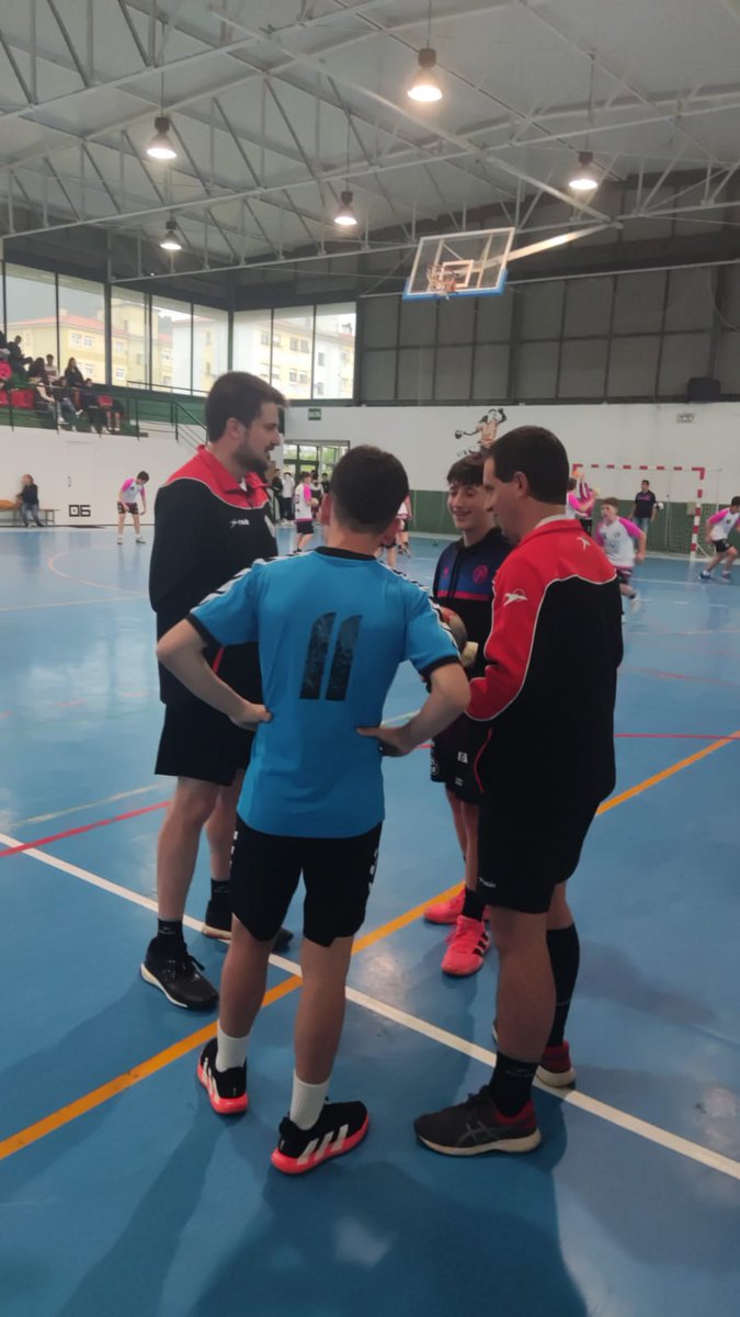 ctacantabria's tweet photo. 🏆 Sector Infantil Masculino 🤾‍♂️
⠀
Primer día de Sector en el pabellón Enrique Pérez Pachin con los diferentes compañeros que han participado. https://t.co/LrWTz6VCam