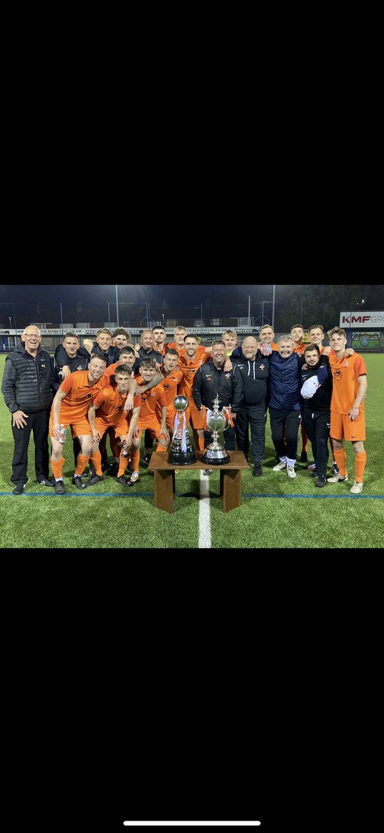 AfcAlsagerFirst's tweet photo. 🏆 LEEK CUP CHAMPIONS! 🏆

Brilliant performance tonight against a hard working @Audley_FC side saw us run out 2-0 winners! 

@finpato ⚽️ opened the scoring with a good header! 

@HJlivingstone ⚽️ bagged a free kick in the 2nd half. Video somewhere 😊

What a set of lads!
🧡🦢 https://t.co/MyRvu2Bf9p