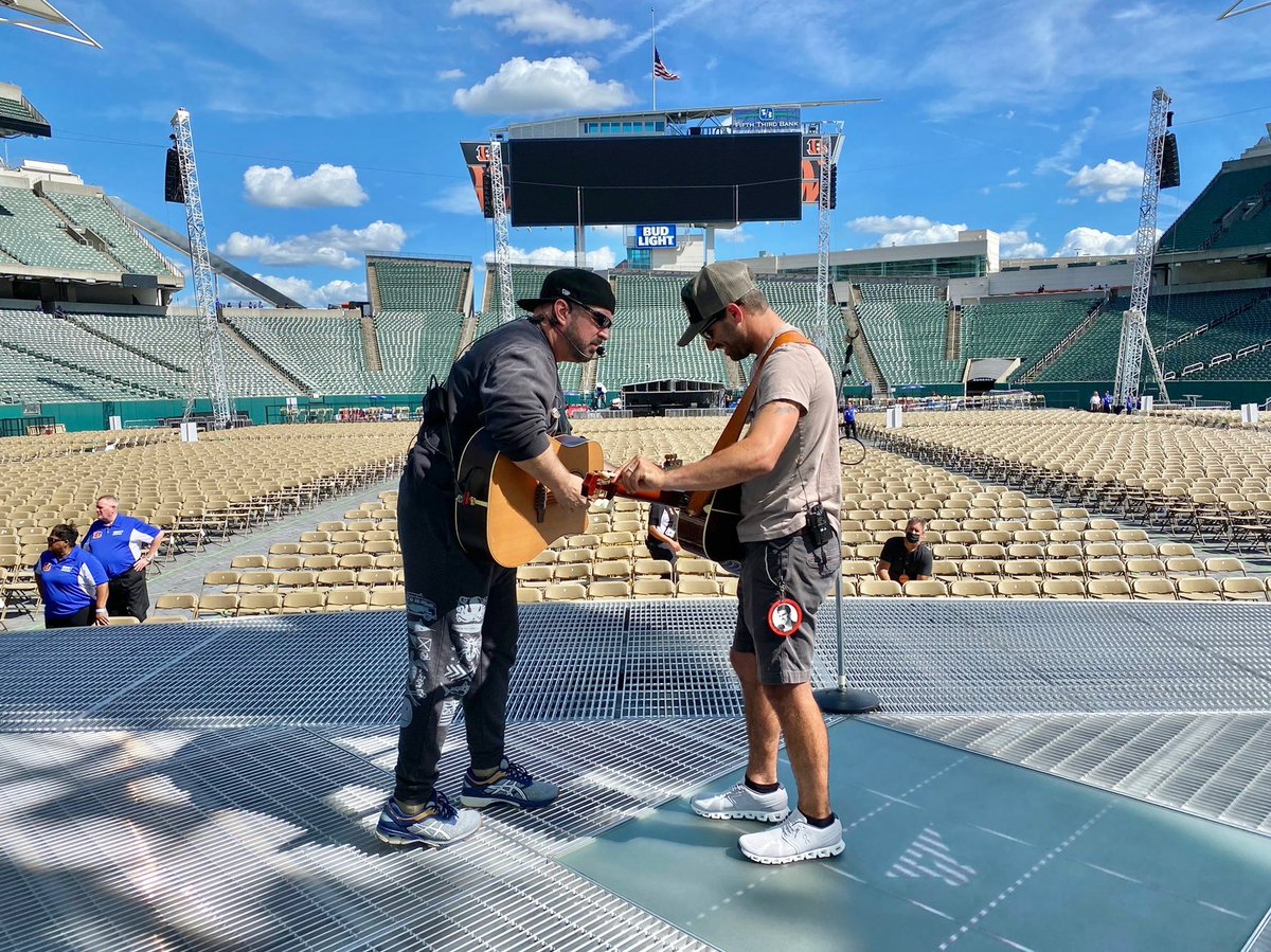 mitch_rossell's tweet photo. Every now and then, you get to live something even bigger than your dreams #GarthBrooksCincinnati https://t.co/FPTBHPQKfe