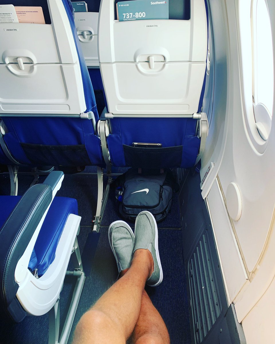 fishdog16457's tweet photo. On the way home to the Fischer Five, but overall a great work trip! #legroom #phxbound๐ตโ๏ธ https://t.co/gzlQPnIRdF