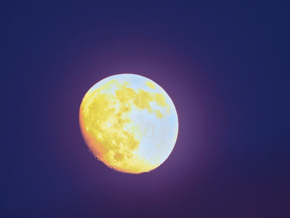 lakazel's tweet photo. Ich habe heute die Kamera nicht strapaziert, sie sollte die Wahrheit zeigen, jetzt noch nebeliger. #moon Unter #Schickard ist #Wargentin mit etwas Vogelfuß zu sehen, ein überrandvoller Lavakrater. #MonsRümker (Mitte links) könnte auch deutlicher sein, ein Vulkangebirge oder Dom. https://t.co/nlkwqf0oOF