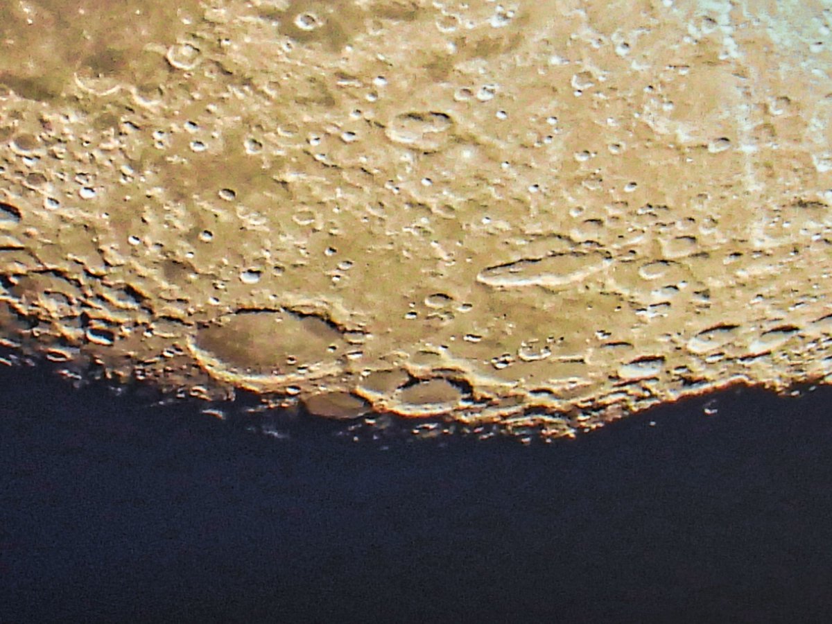 lakazel's tweet photo. Ich habe heute die Kamera nicht strapaziert, sie sollte die Wahrheit zeigen, jetzt noch nebeliger. #moon Unter #Schickard ist #Wargentin mit etwas Vogelfuß zu sehen, ein überrandvoller Lavakrater. #MonsRümker (Mitte links) könnte auch deutlicher sein, ein Vulkangebirge oder Dom. https://t.co/nlkwqf0oOF
