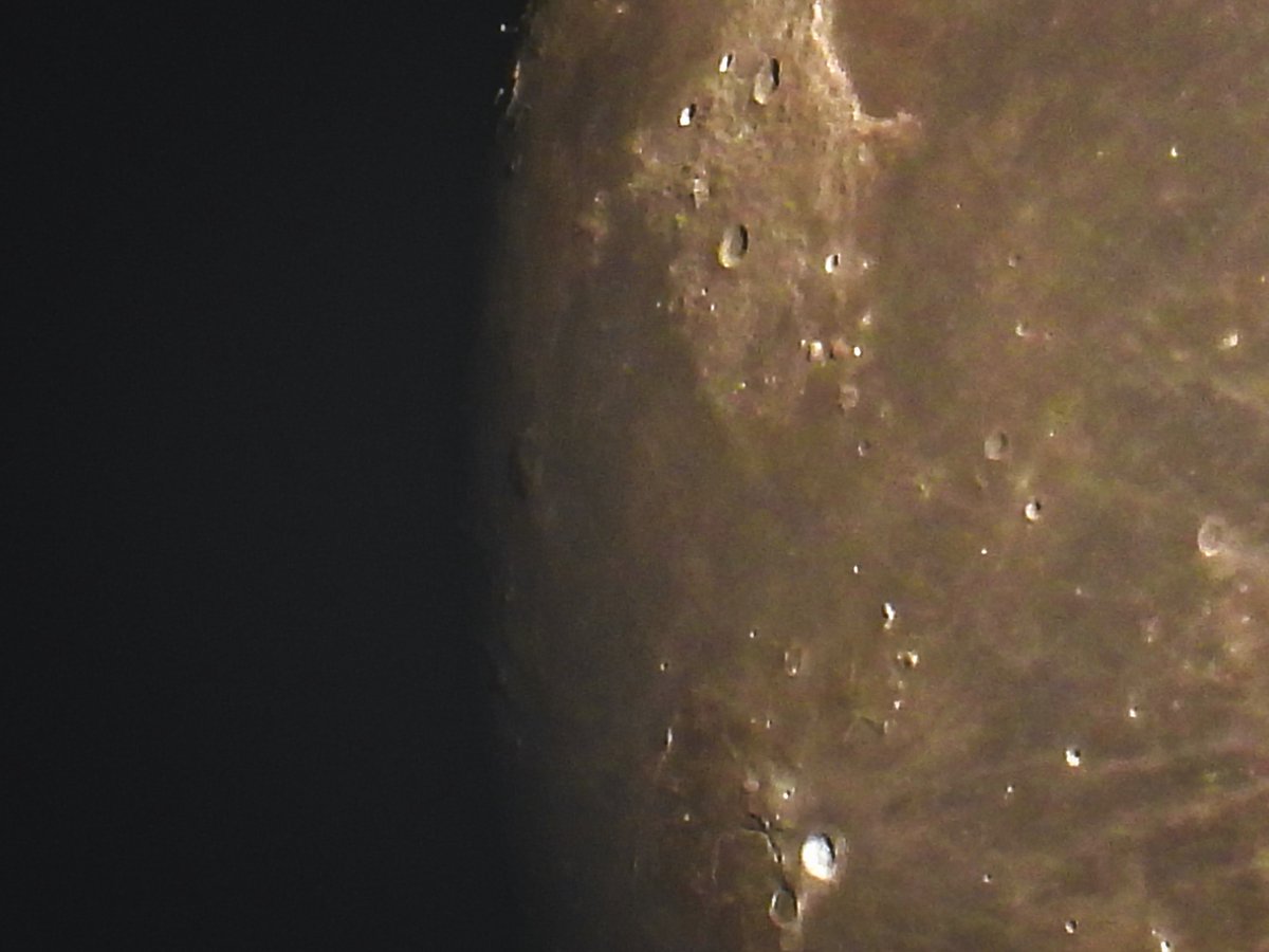 lakazel's tweet photo. Ich habe heute die Kamera nicht strapaziert, sie sollte die Wahrheit zeigen, jetzt noch nebeliger. #moon Unter #Schickard ist #Wargentin mit etwas Vogelfuß zu sehen, ein überrandvoller Lavakrater. #MonsRümker (Mitte links) könnte auch deutlicher sein, ein Vulkangebirge oder Dom. https://t.co/nlkwqf0oOF