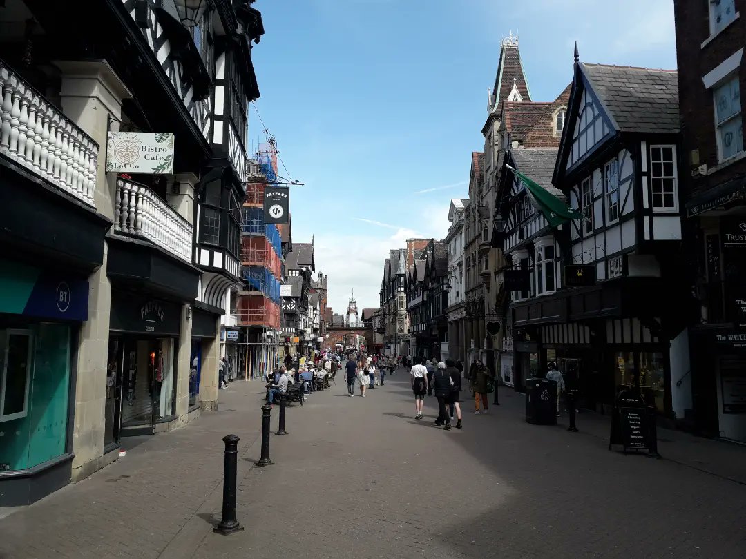 ArchRisk's tweet photo. A sunny day in Ches_er! @ChesterCath @ChesterBID @CheshireLive @ShitChester #Chester #Cheshire #therows #cathedral https://t.co/ydz6FR1ZOE