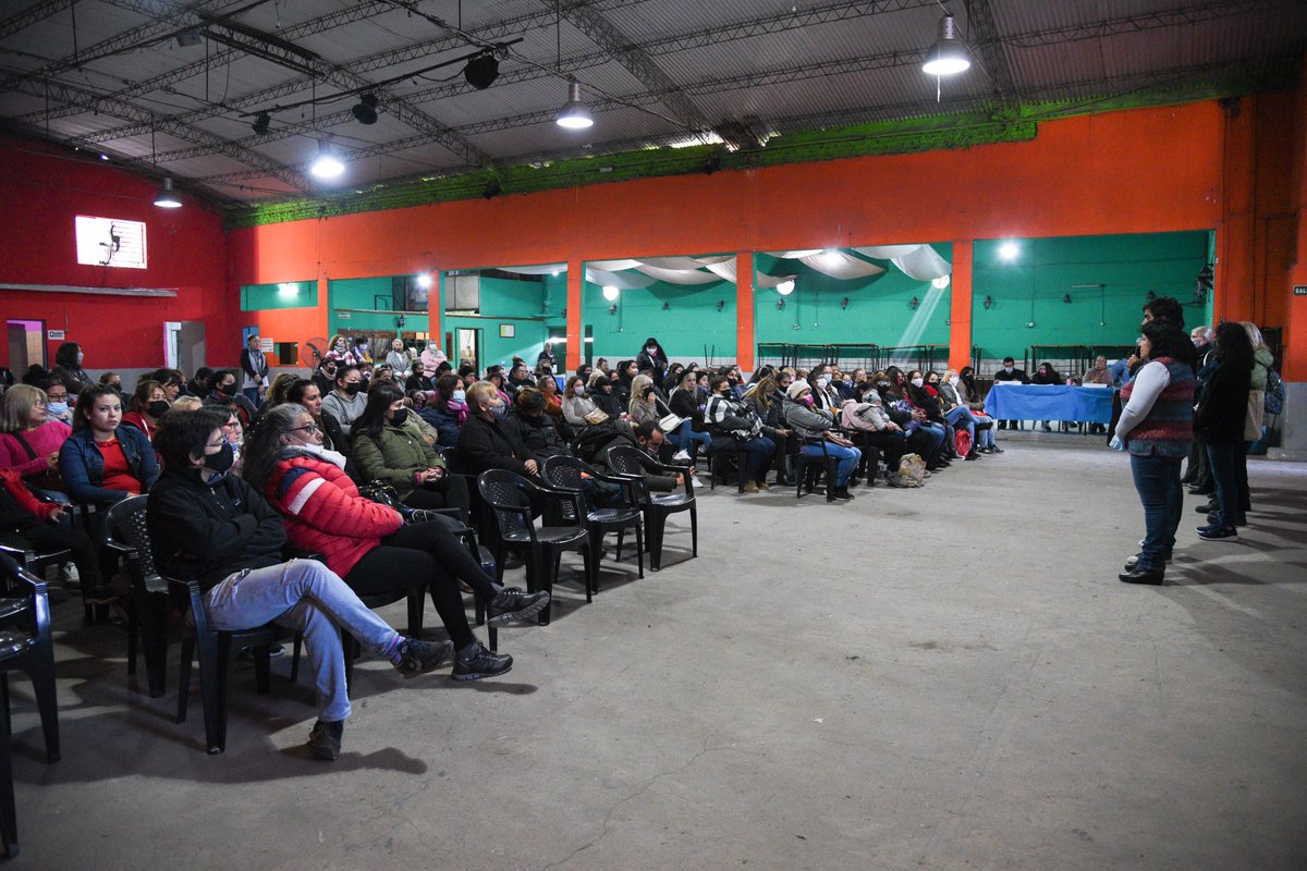 PoliticasPBA's tweet image. Se generaron espacios y talleres de trabajo, para seguir fortaleciendo la promoción de las #RedesComunitarias del Programa y la Dirección. Participaron más de 100 manzaneras del #ProgramaMásVida.

@MinDesarrolloBA 
@PrensaVarela 
@larroqueandres 
@JuliPetreigne 
#BrunoBozzano