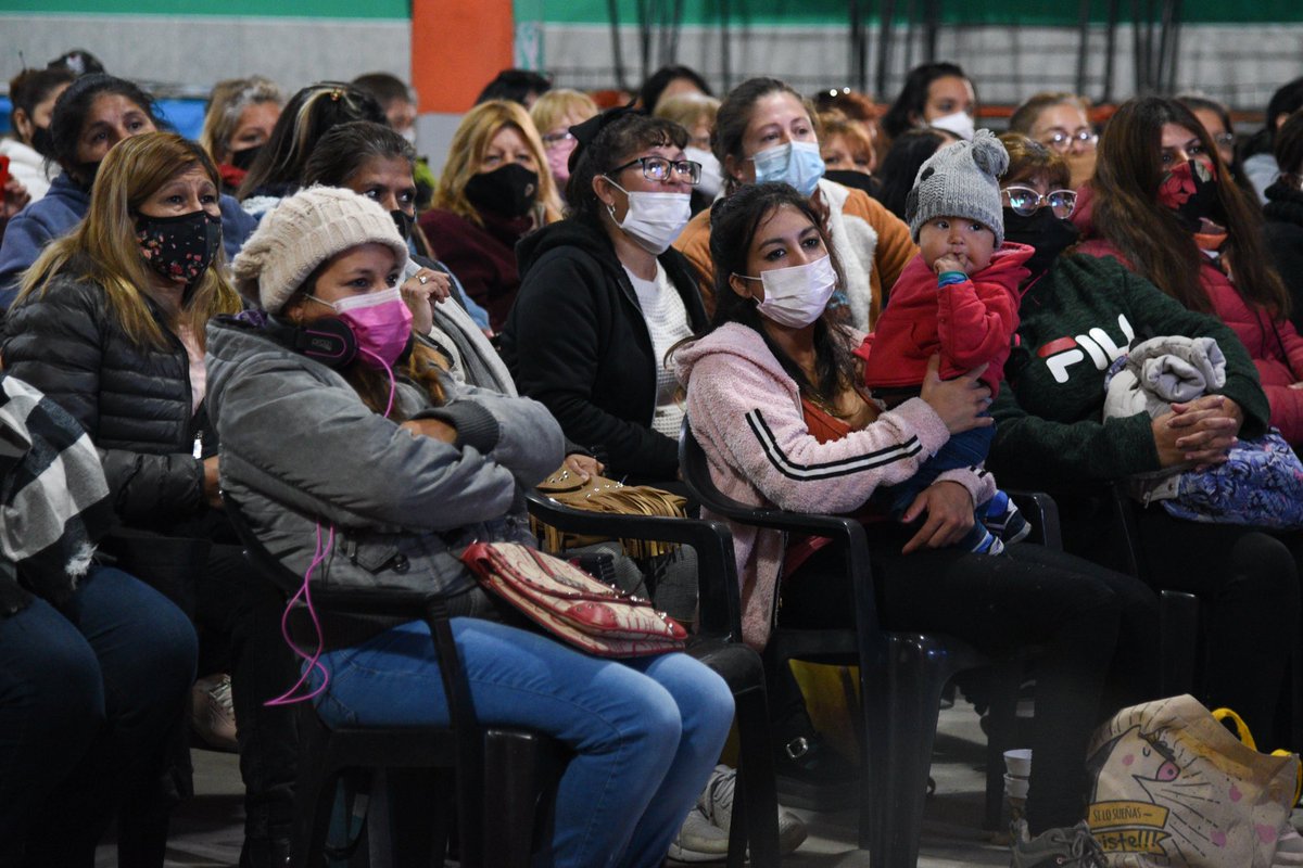 PoliticasPBA's tweet image. Se generaron espacios y talleres de trabajo, para seguir fortaleciendo la promoción de las #RedesComunitarias del Programa y la Dirección. Participaron más de 100 manzaneras del #ProgramaMásVida.

@MinDesarrolloBA 
@PrensaVarela 
@larroqueandres 
@JuliPetreigne 
#BrunoBozzano