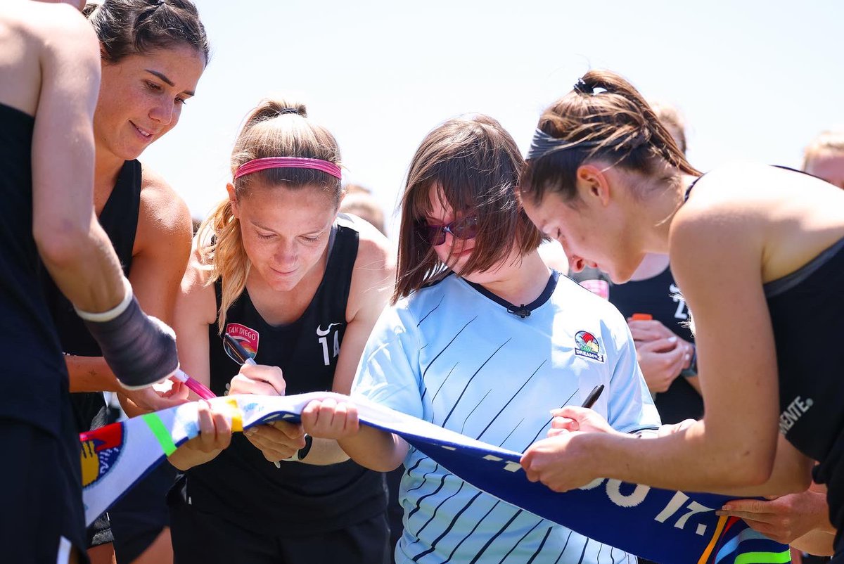 sandiegowavefc's tweet photo. We had the sweetest guest come out to practice today! Thank you @Dream_On_3 for letting us hangout with Kelsey and her family! 🌊💙 https://t.co/DMbzfEY3Cd