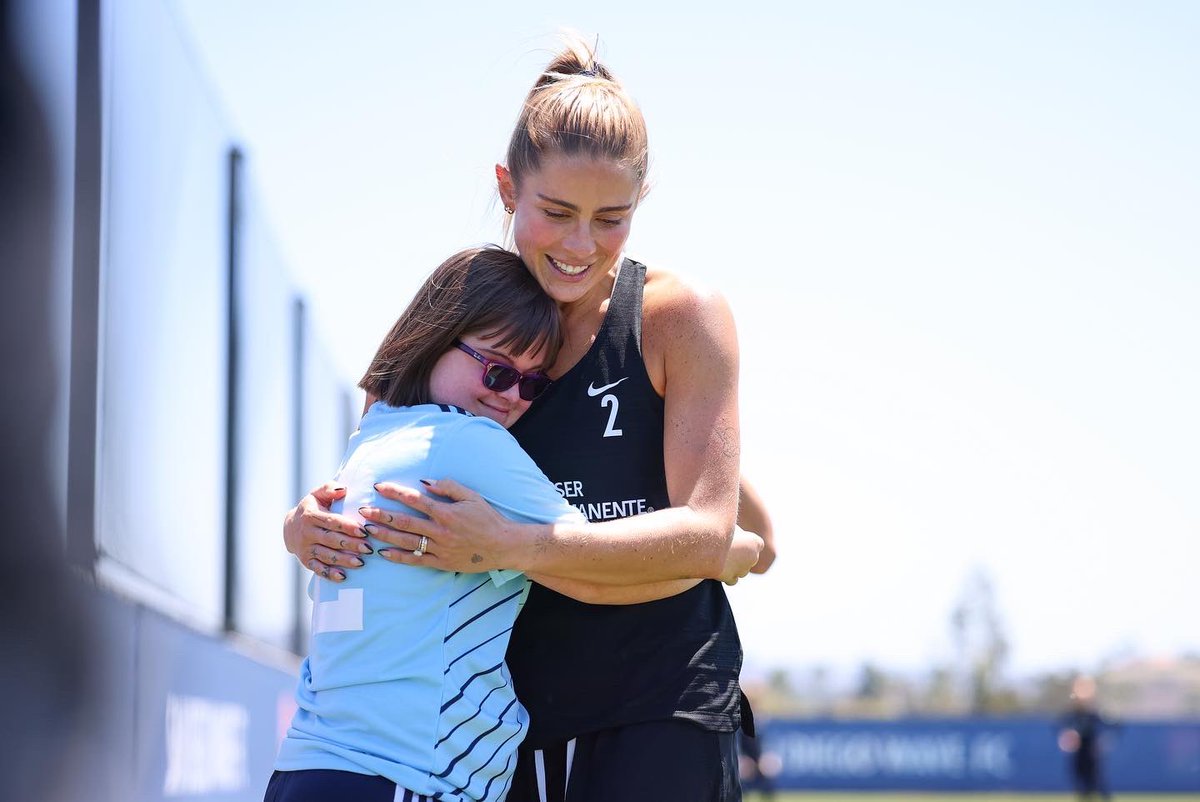 sandiegowavefc's tweet photo. We had the sweetest guest come out to practice today! Thank you @Dream_On_3 for letting us hangout with Kelsey and her family! 🌊💙 https://t.co/DMbzfEY3Cd