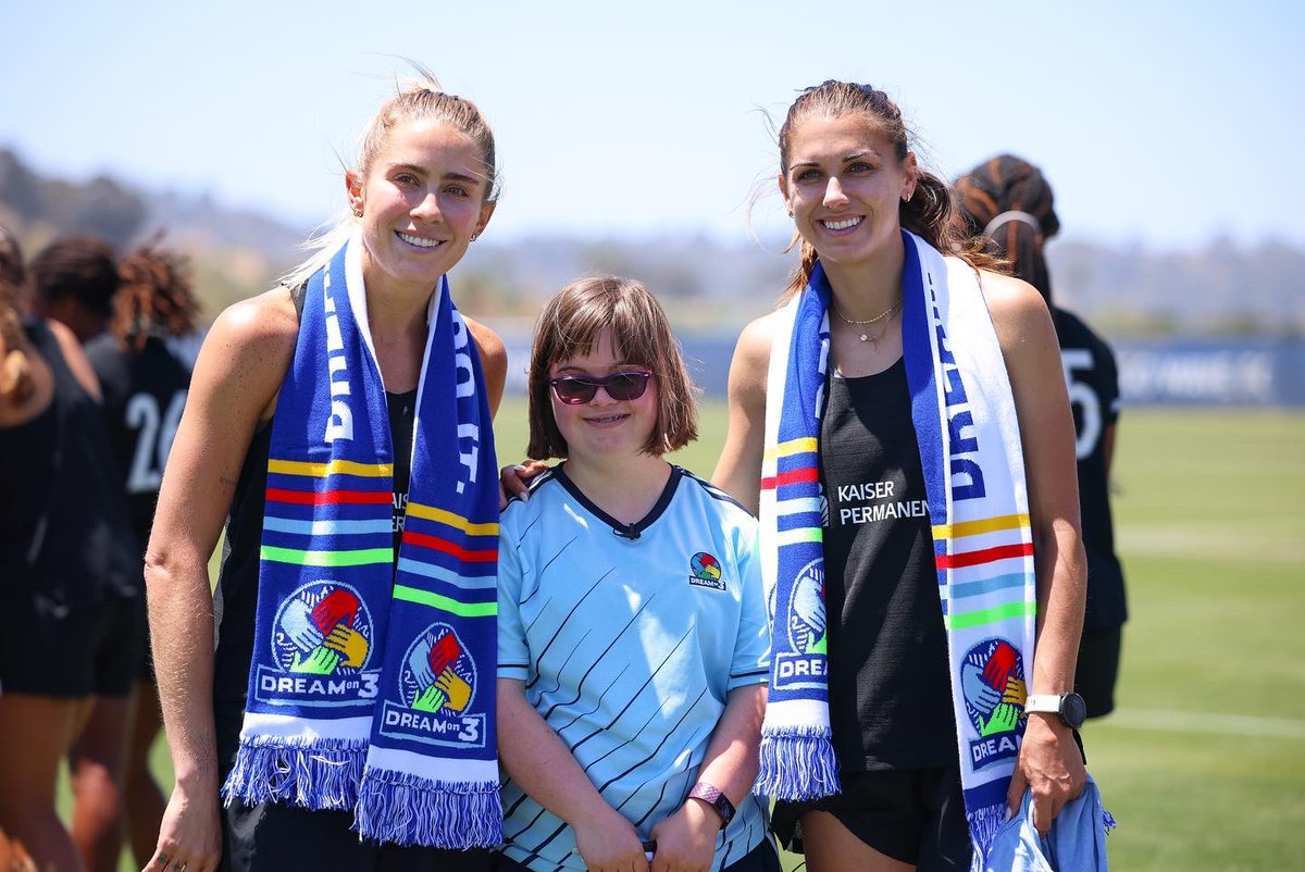 sandiegowavefc's tweet photo. We had the sweetest guest come out to practice today! Thank you @Dream_On_3 for letting us hangout with Kelsey and her family! 🌊💙 https://t.co/DMbzfEY3Cd