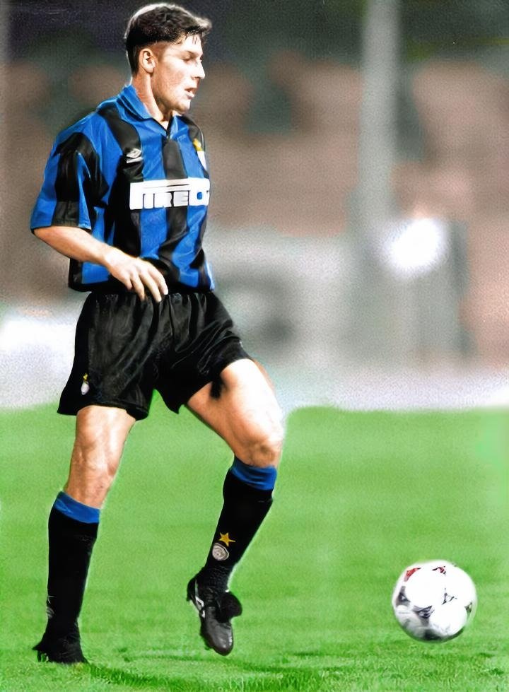 nostalgiafutbo4's tweet photo. Zanetti. Inter. https://t.co/TggQbnDH8h