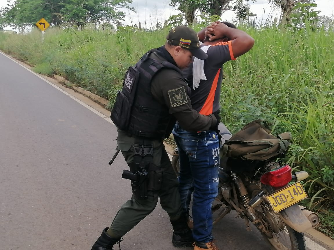 PoliciaDECOR's tweet photo. Con @GaulaPolicia en la Vereda #PuntaVerde de #PlanetaRica realizamos planes de registro, control e identificación de personas y vehículos, con el fin de prevenir delitos que afecten la seguridad ciudadana #UnidosContraElCrimen https://t.co/skqIanAP3k