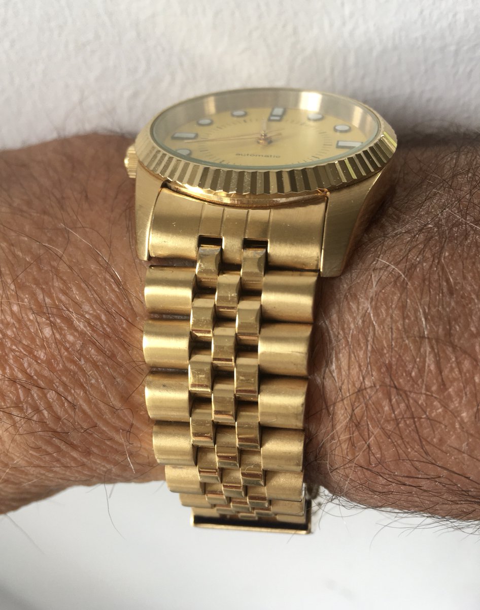 erik_watches_leftymodded #WURW ? Another Croton gold plated #leftymodded with an oyster jubilee bracelet and a yellow unbranded no-date dial. #wristi #wristbands #horophile #diverwatch #watchcollectors
#watchesformen #watchforsale #practicalwatch #watchshot