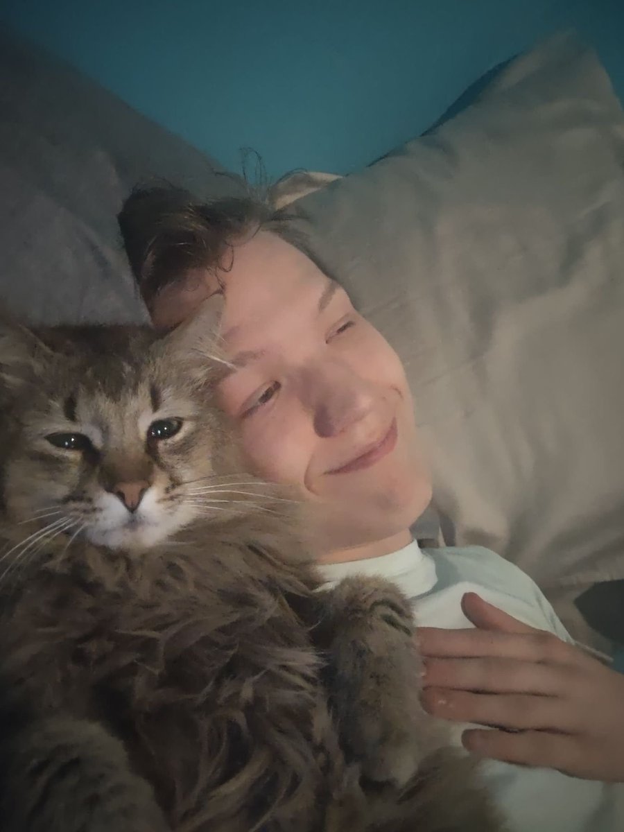 Done with Esports school (Buskerud folkehøgskole) Thank you too my best friends <a href="/LeiteDaniel_/">Daniel</a> <a href="/LolPybal/">Pybal</a> for making it a great year. Finally home with my cat(Fluffy) :D