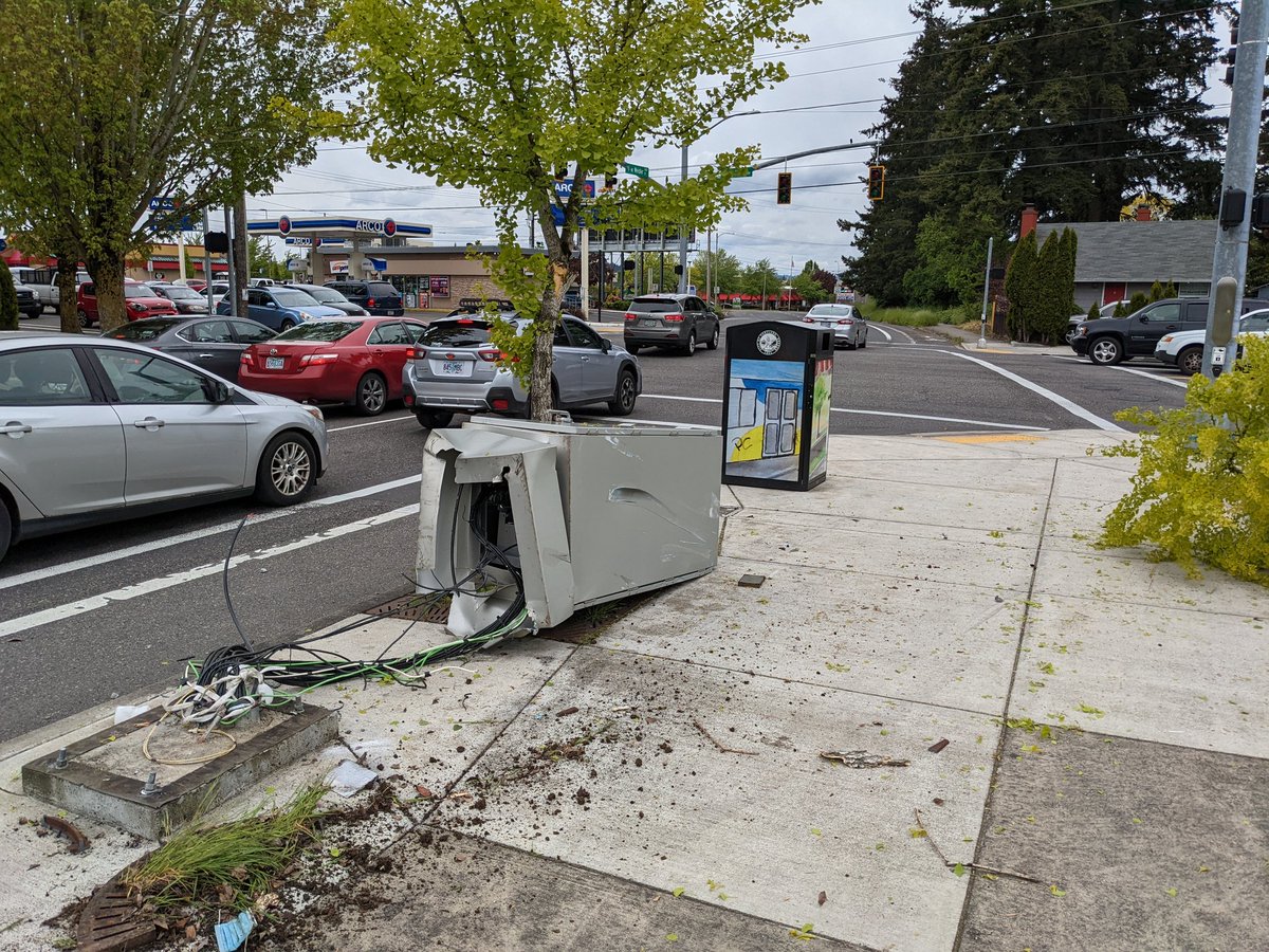 PDXAutisticDude's tweet photo. @PBOTinfo y'all know that someone hit the traffic light control box at 102 and Weidler and the traffic lights are dead as a result, right? https://t.co/QESiujxMuG